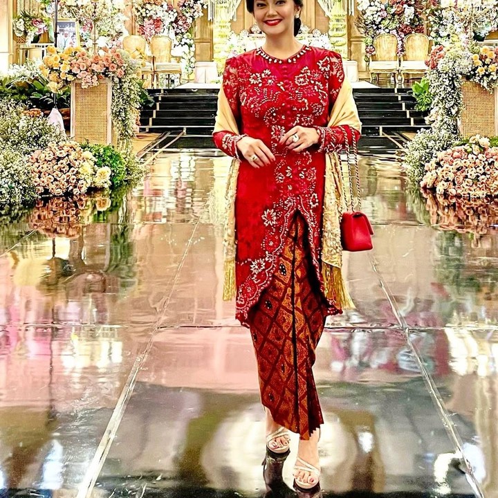 <p>Inspirasi kebaya pertama ala Bella Saphira adalah balutan brokat merah yang dipadukan dengan kain batik cokelat kemerahan. Tampilannya makin elegan dengan selendang emas, cocok untuk kondangan siang hingga malam, Bunda! (Foto:Instagram@bellasaphiraofficial)</p>