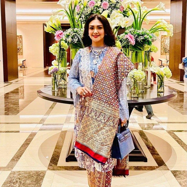 <p>Tampil anggun dengan nuansa cerah? Bisa banget, Bun! Intip kebaya baby blue ala Bella Saphira, dipadukan dengan selendang tenun cantik berikut. Jangan lupa lengkapi tampilannya dengan tas berwarna senada, ya! (Foto: Instagram@bellasaphiraofficial)</p>