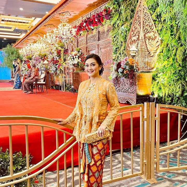<p>Kebaya kutu baru kuning-cokelat dengan variasi layer seperti yang dikenakan Bella juga bisa jadi inspirasi Bunda untuk pergi kondangan. Model ini memberikan kesan anggun dan modern sekaligus nyaman dipakai. (Foto: Instagram @bellasaphiraofficial)</p>