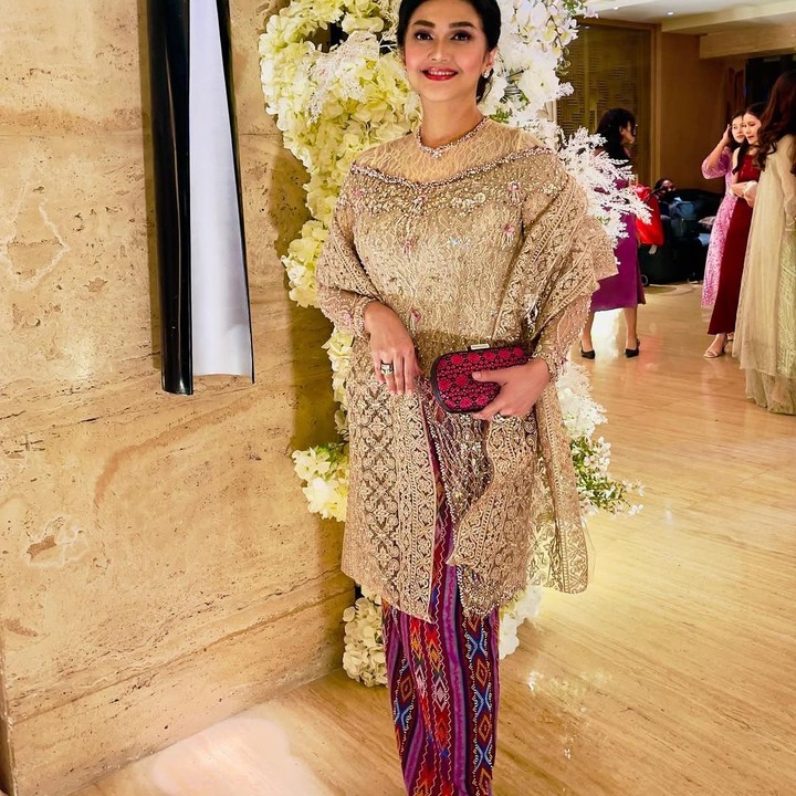 <p>Terakhir, ada paduan kebaya brokat emas yang mewah dipadukan dengan kain tenun yang elegan. Bella Saphira menyempurnakan tampilannya dengan beberapa aksesori cincin dan clutch senada, Bunda! (Foto: Instagram @bellasaphiraofficial)</p>