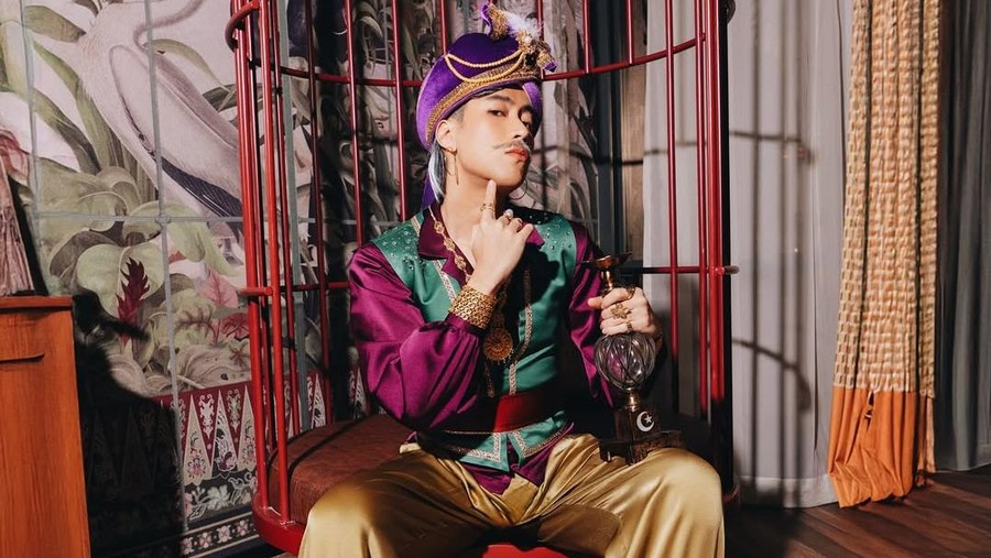 Gaya Vidi Aldiano jadi Om JIn di pesta Geng Aries