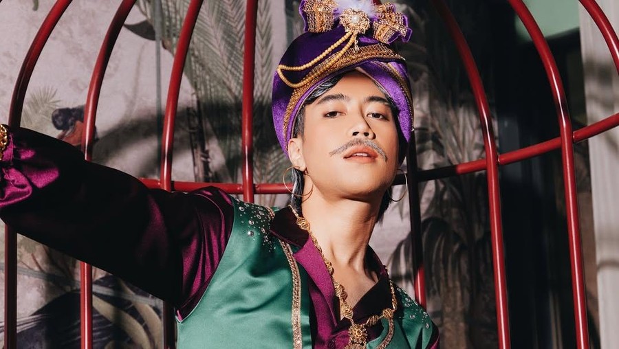 Gaya Vidi Aldiano jadi Om JIn di pesta Geng Aries