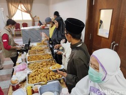 Momen Jemaah Haji RI Berburu Soto hingga Gorengan Usai Jumatan