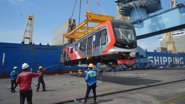 KAI Commuter mendatangkan rangkaian KRL baru dari China pada Jumat (30/5). KRL baru ini akan menjalani uji coba parameter dan uji coba dinamis.