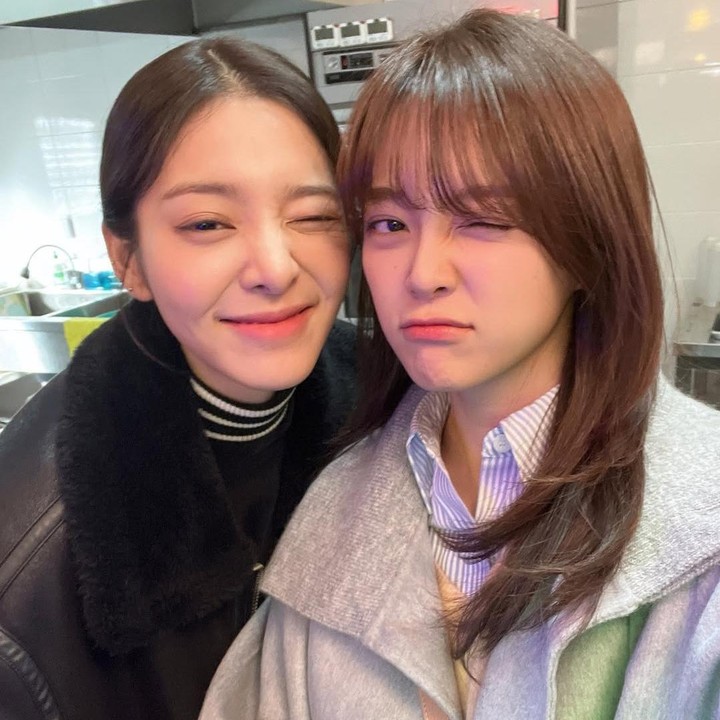 <p>Kim Se Jeong dan Seol In Ah pertama kali bertemu di drama Korea <em>School 2017,</em> lalu kembali dipertemukan dalam <em>Business Proposal</em>. Dari yang awalnya hanya rekan kerja, keduanya kini menjelma jadi sahabat dekat di dalam dan luar layar. (Foto: Instagram @_seorina)</p>