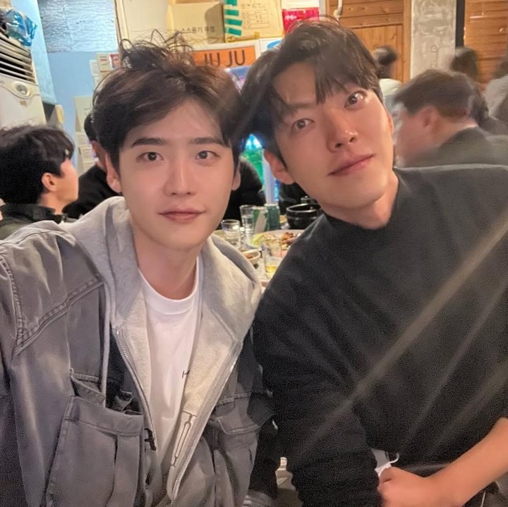 <p>Lee Jong Suk dan Kim Woo Bin bersahabat sejak awal karier mereka. Pertemuan pertama terjadi di <em>School 2013</em>, yang jadi awal kedekatan mereka di dunia nyata. Hingga kini, mereka tetap akrab dan sering membagikan momen bersama. (Foto: Instagram @jongsuk0206)</p>