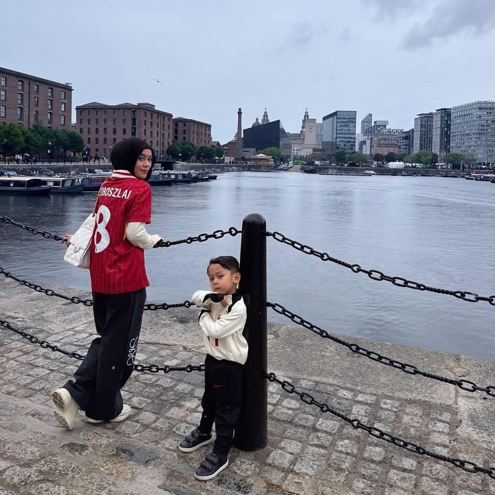 <p>Saat menonton pertandingan di stadion Anfield, Inggris, Lesti mengenakan <em>jersey</em> klub yang identik dengan warna merah. Lesti secara khusus mengenakan kaus bernomor punggung 8, milik pemain bernama Dominik Szoboszlai. (Foto: Instagram @lestikejora)</p>