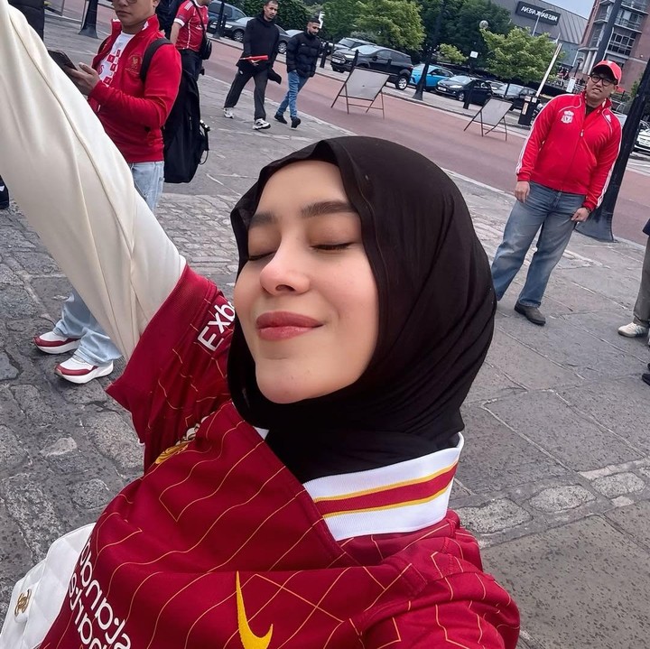<p><em>Outfit</em> Lesti saat mengenakan <em>jersey</em> sepak bola mencuri perhatian. Bunda dua anak ini tampil <em>sporty</em>. Ia berhasil padu padan <em>jersey</em> milik Liverpool dengan manset putih, serta jilbab dan celana hitam. (Foto: Instagram @lestikejora)</p>