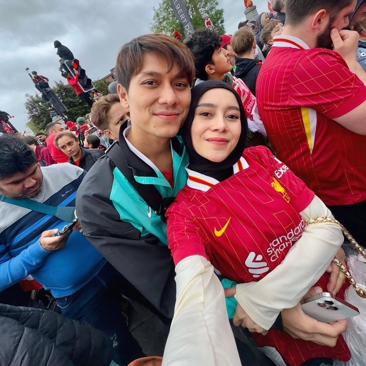 <p>Penyanyi dangdut Lesti Kejora terbang ke Inggris bersama suami dan anak pertamanya untuk menonton pertandingan sepak bola Liverpool. Perlu diketahui, Liverpool merupakan klub sepak bola yang disukai oleh suami Lesti, Rizky Billar. (Foto: Instagram @lestikejora)</p>
