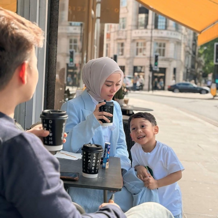 <p>Selain menonton pertandingan sepak bola, Lesti bersama suami dan anak pertamanya juga menyempatkan diri untuk jalan-jalan di Inggris. Dalam foto yang diunggah di Instagram, Lesti membagikan foto saat tengah menikmati kopi di jalanan kota Liverpool. (Foto: Instagram @lestikejora)</p>