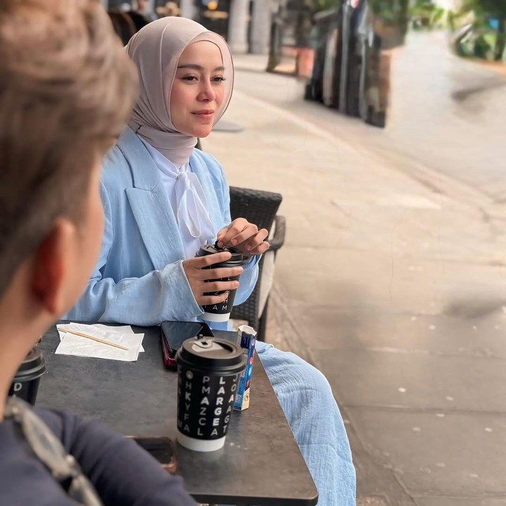 <p>Saat <em>quality time</em> bareng dengan keluarga ini, Lesti menunjukkan gaya <em>stylish</em>. Ia mengenakan <em>blazer</em> dan celana biru muda, dengan jilbab berwarna khaki. (Foto: Instagram @lestikejora)</p>