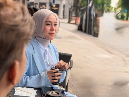 5 Potret Outfit Lesti Kejora Liburan di Inggris dan Nonton Pertandingan Liverpool