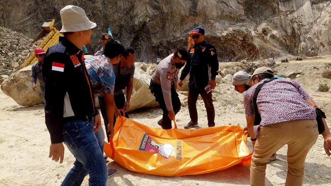 Jumlah korban tewas longsor tambang batu di galian C Cirebon bertambah menjadi 10 orang.