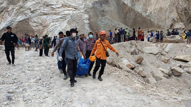 Kapolresta Cirebon mengatakan pihaknya telah memeriksa enam orang terkait longsor tambang di Dukupuntang, termasuk dari pengelola tambang.