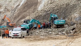 FOTO: Evakuasi Korban Longsor Tambang Batu Cirebon