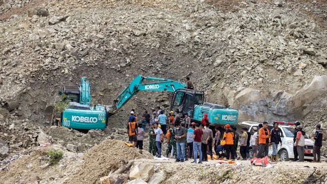 Polda Jabar kerahkan K9 dalam pencarian korban yang masih tertimbun longsoran galian C Gunung Kuda, Kabupaten Cirebon, Sabtu (31/5).