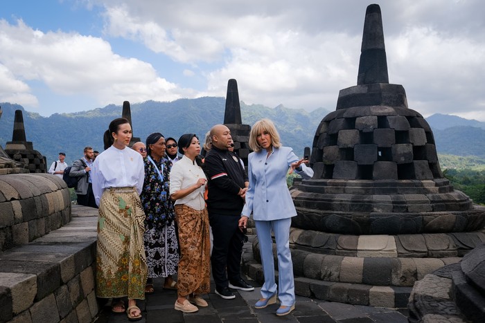 Menteri Pariwisata Widiyanti Putri Wardhana mendampingi Brigitte Macron di Candi Borobudur, Magelang