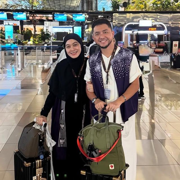 <p>Selain Irish Bella, ada juga pasangan artis, Omesh dan Dian Ayu Lestari. Setelah menggelar pengajian, keduanya terlihat sudah berada di bandara pada Jumat (30/05/2025), untuk bertolak ke Tanah Suci. (Foto: Instagram)</p>