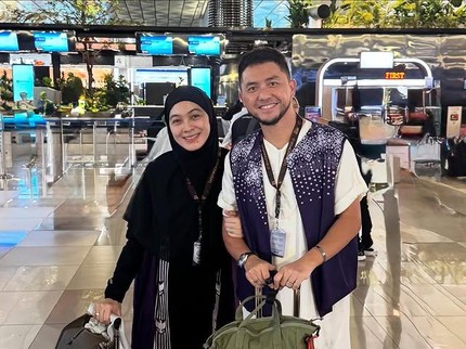 5 Potret Pasangan Artis Omesh-Dian Ayu hingga Pasha-Adelia Berangkat Ibadah Haji