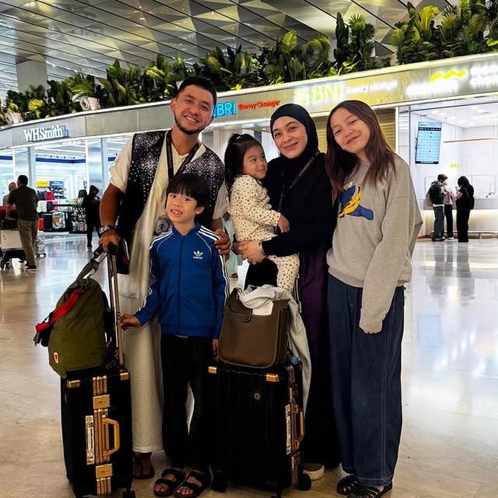 <p>Melalui unggahan di Instagram, Dian Ayu dan Omesh menuliskan permintaan maaf sebelum berangkat haji. "Kami memohon maaf lahir dan batin kepada semua atas ucapan dan tindakan kami. Kami memohon seluas-luasnya ampunan Allah," tulis Dian. (Foto: Instagram @dianayulestari)</p>