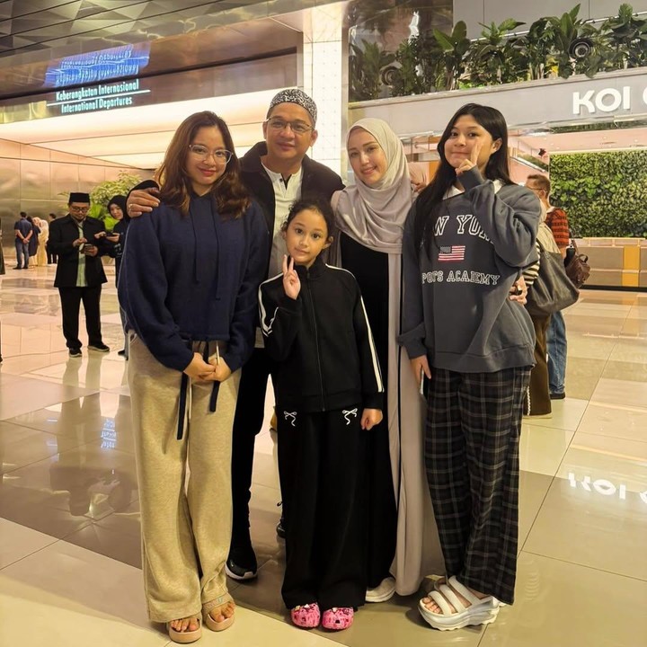 <p>Pasangan artis lain yang pergi haji di tahun ini adalah Pasha Ungu dan istrinya Adelia Wilhelmina. Pasangan yang telah dikaruniai empat anak ini juga menunaikan ibadah haji berdua saja tanpa membawa anak-anaknya. (Foto: Instagram @pashaungu_vm)</p>