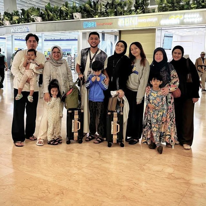 <p>Dian mengunggah foto saat berada di bandara bersama keluarganya. Selama menunaikan ibadah haji, Dian dan Omesh meninggalkan ketiga anaknya, yakni Btari Embun Anandayu, Btara Langit Anandayu, dan si bungsu Btari Bulan Anandayu. (Foto: Instagram @dianayulestari)</p>