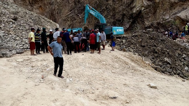 Tambang Batu Longsor di Gunung Kuda Cirebon, 4 Pekerja Tewas Tertimbun Selain menimbun pekerja, longsor juga menimbun alat berat dan truk pengangkut batu tambang.