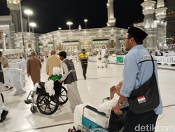 Saat Petugas Haji Jadi Penyambung Asa Jemaah Lansia di Tanah Suci