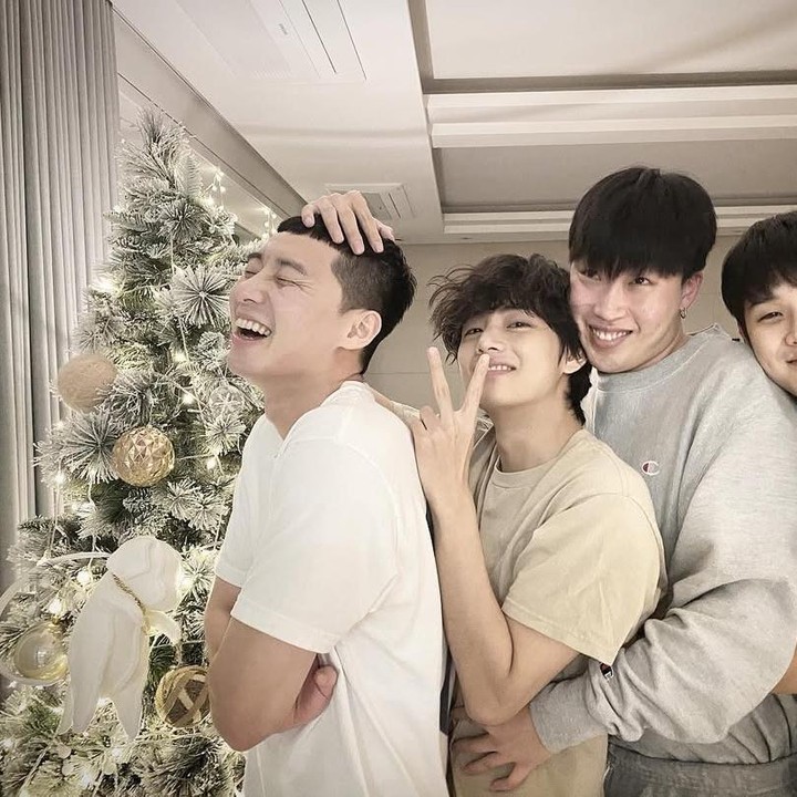 <p>Sebelum bersahabat dengan V BTS, Park Seo Joon sudah lebih dahulu dekat dengan Choi Woo Sik. Mereka sering tampil sebagai <em>cameo</em> di proyek masing-masing dan dikenal sebagai duo “ganteng tapi kocak” di berbagai acara, Bunda! (Foto: Instagram @bn_sj2013)</p>