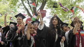 FOTO: Simbol Pro Palestina dan Anti Kebijakan Trump di Wisuda Harvard