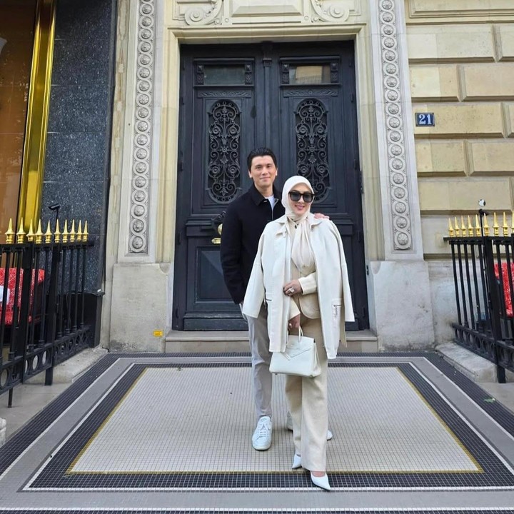 <p>Penyanyi Syahrini menikah dengan pengusaha Reino Barack pada 27 Februari 2019. Pernikahan keduanya berlangsung secara tertutup dan sederhana di Masjid Camii, Tokyo, Jepang. Syahrini memilih untuk menikah di Jepang lantaran negara ini adalah kampung halaman suaminya. Ibunda Reino Barack, Reiko, diketahui merupakan perempuan berdarah Jepang. (Foto: Instagram @princessyahrini)</p>