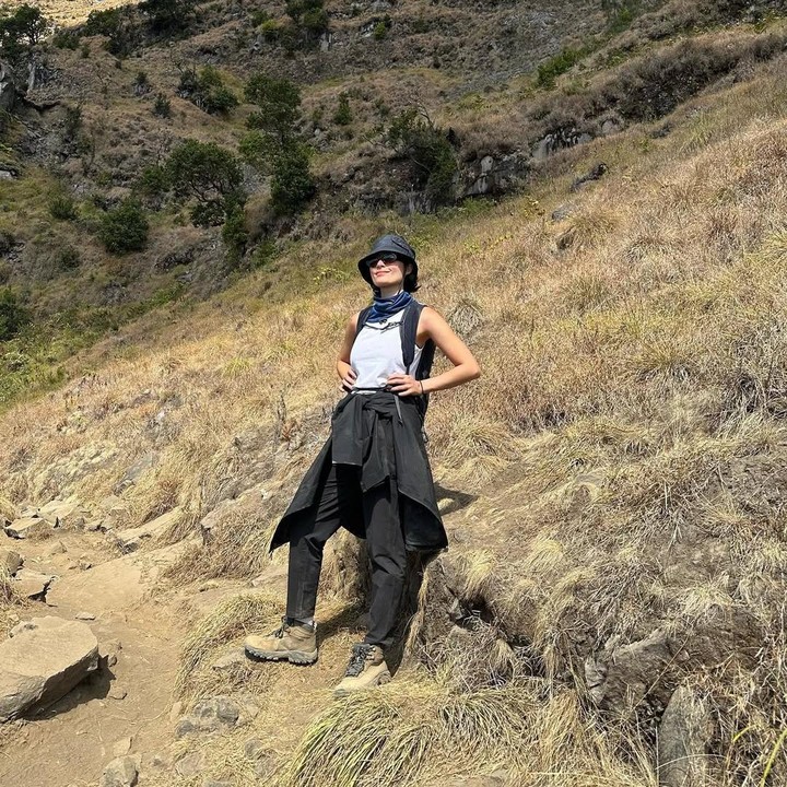 <p>Kemudian pada Oktober 2023, artis Tatjana Saphira juga berhasil mencapai puncak Gunung Rinjani. Ini adalah kali pertama ia mendaki gunung. "Langsung ke Gunung Rinjani selama 4 hari & 3 malam menjadi pengalaman yang sangat amat berharga. Selain melawan diri sendiri yang suka cemas dan takut berlebihan, ada banyak pelajaran yang didapat dalam setiap langkah," tulisnya di Instagram. (Foto: Instagram @tatjanasaphira)</p>