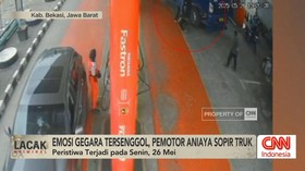 VIDEO: Emosi Gegara Tersenggol, Pemotor Aniaya Sopir Truk