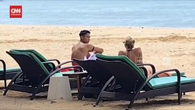 VIDEO: Libur Latihan, Marcelino Nyantai Bareng Kawan di Pantai Sanur