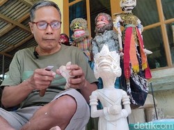 Cerita Udis Hidupkan Wayang Golek di Pangandaran