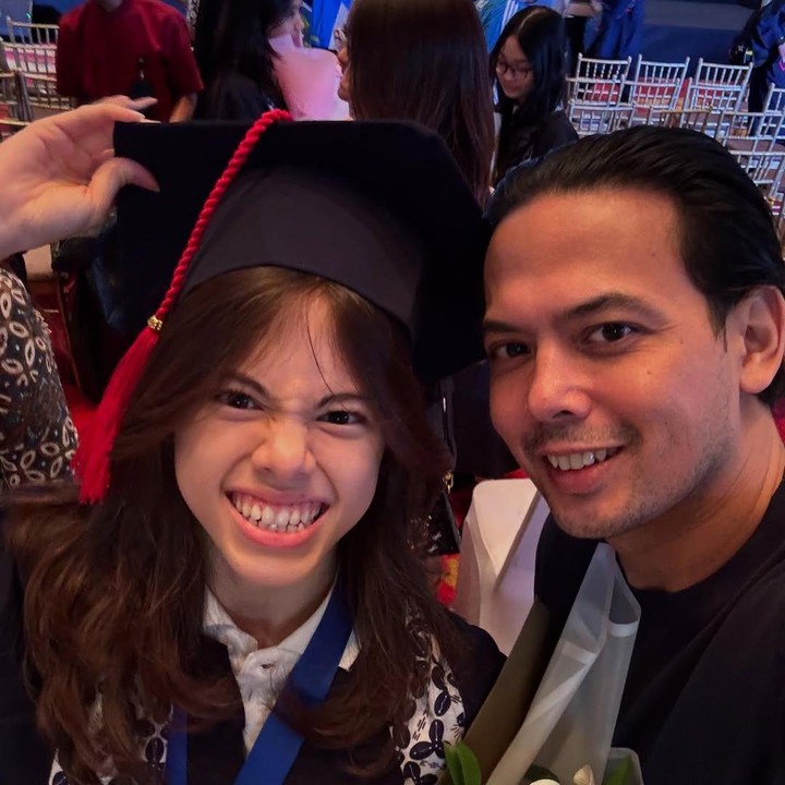<p>Adilla juga mengungkap rasa bangga untuk sang putri, "<em>So proud of you, London Abigail Dimitri. From your smile, your voice, your music, to your strength— you’re growing into a beautiful soul, inside and out. High school awaits, and I know you’ll shine even brighter. Never forget to pray, be grateful, and always believe in yourself. Papa will always be here. Always.</em>" (Foto: Instagram @wulanguritno @adilladimitrihardjanto)</p>