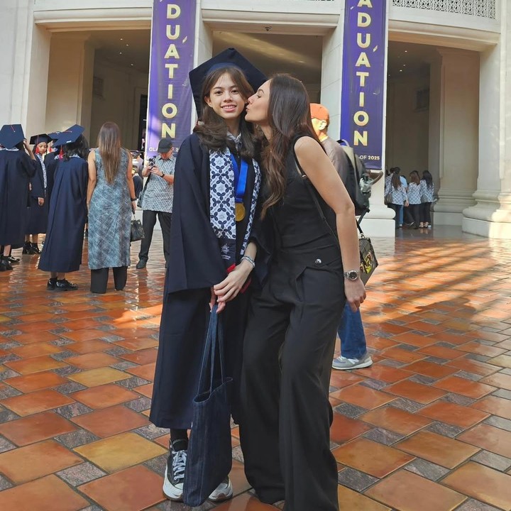 <p>Dalam unggahannya di Instagram, Wulan Guritno menyampaikan rasa bangga untuk sang putri, "<em>From your first steps to this graduation day, i've watched you grow, struggle and succeed. Today marks the beginning of the amazing future you've worked so hard for. A am so proud of the teenager you've become and are amazed at the beautiful soul who continues to grow in front of my eyes. I know that you have the determination, kindness and strength to reach your goals with staying true to your self and i cannot wait to see what the future holds for you. Wherever you go, go with all of your heart!</em>" (Foto: Instagram @wulanguritno @adilladimitrihardjanto)</p>