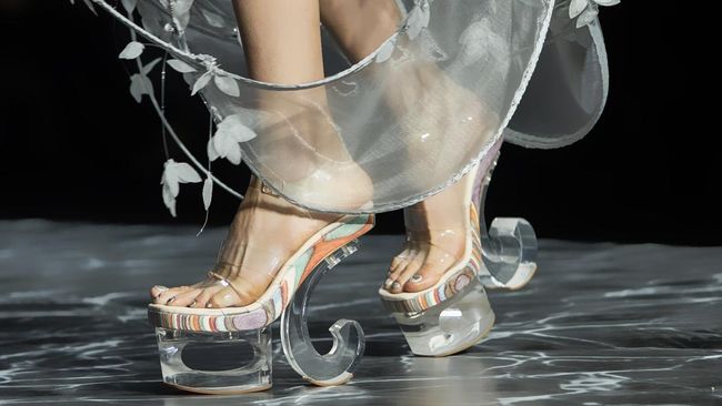 Untuk karya terbarunya, desainer Eddy Betty menggandeng sebuah label sepatu lokal bernama 1001 (dibaca wan-oh-oh-wan).