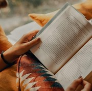 5 Kepribadian Orang yang Lebih Suka Buku Fisik Dibanding E-book