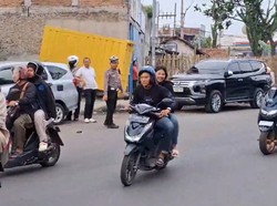 Video: Duh! Pemotor Ini Tinggalkan Pacarnya yang Jatuh saat Terobos Razia