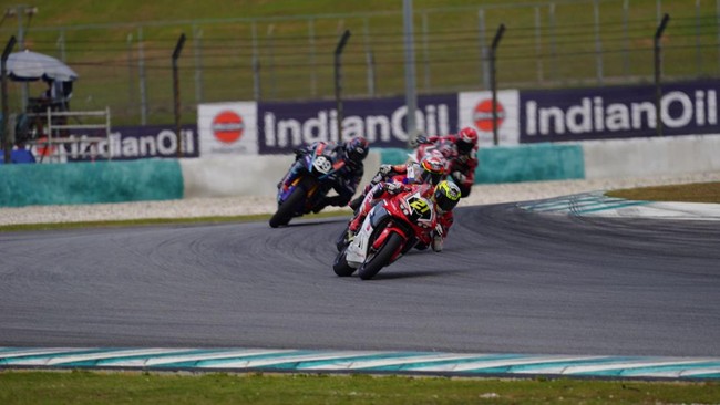 Reaksi Adenanta dan Arbi Usai Juara Race 1 ARRC Sepang 2025 Dua pembalap Astra Honda Racing Team (AHRT) asal Indonesia meraih juara pada race 1 Asia Road Racing Championship (ARRC) 2025 di Sirkuit Sepang, Sabtu (31/5).