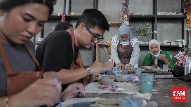 FOTO: Berakhir Pekan dengan Ikut Kelas Mengolah Tembikar