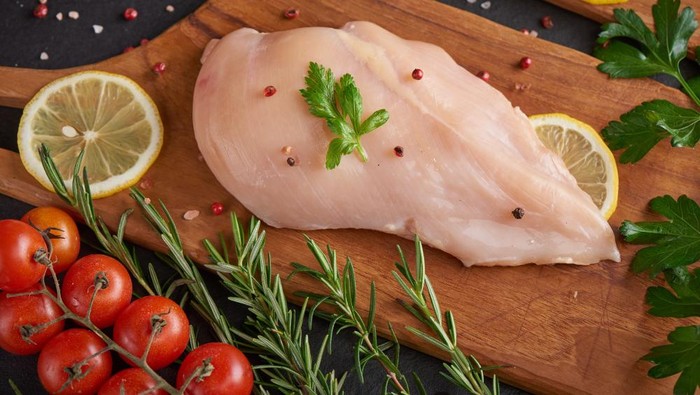 seorang ahli gizi yang berspesialisasi dalam penuaan sehat mengungkap penting untuk memulai hari dengan konsumsi protein berkualitas tinggi, seperti telur, greek yogurt, dada ayam, ikan, tahu, dan kacang-kacangan sebesar 25-30 gram protein per makanan.
