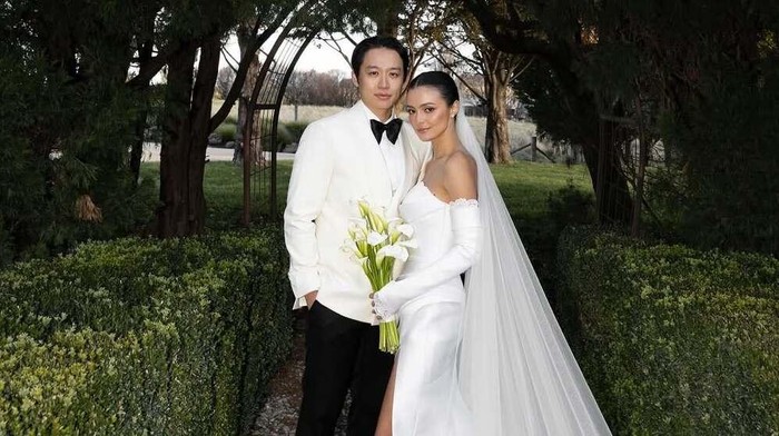 img-title Elegan dan Klasik! Amanda Rawles Memesona dalam Gaun Putih Hian Tjen di Hari Pernikahannya