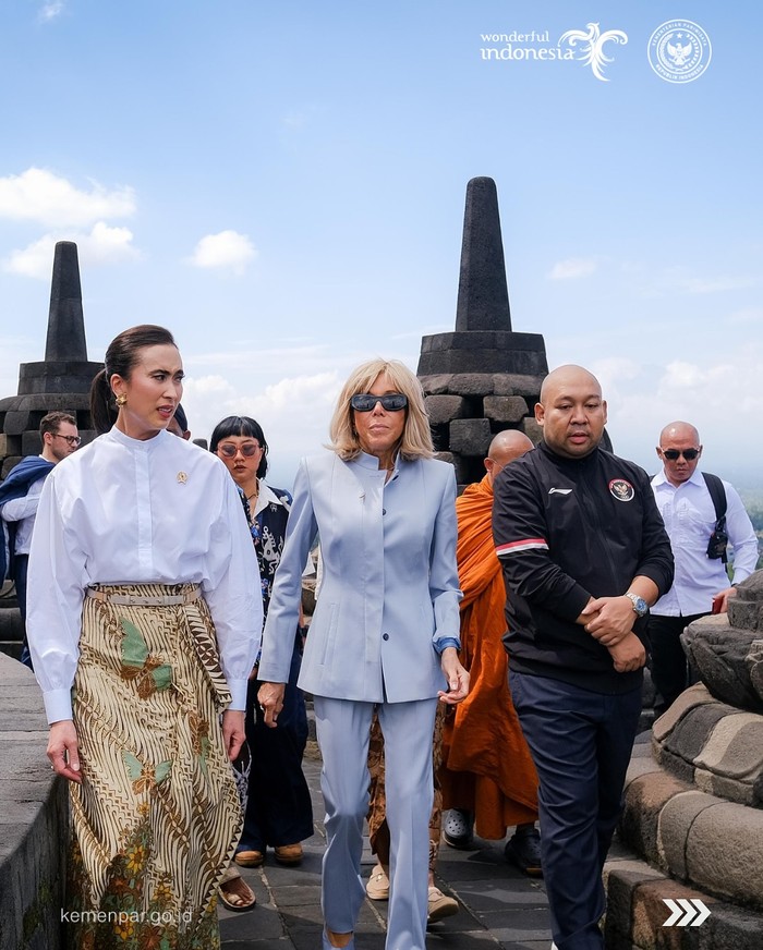 Gaya Menteri Pariwisata Widiyanti Putri Wardhana Temani Brigitte Macron di Candi Borobudur