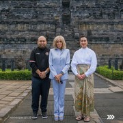 Beda Gaya Menpar Widiyanti & Ibu Negara Prancis saat Kunjungi Candi Borobudur