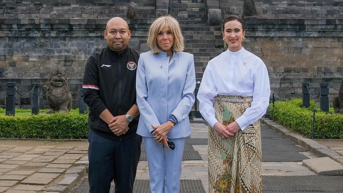 img-title Beda Gaya Menpar Widiyanti & Ibu Negara Prancis saat Kunjungi Candi Borobudur