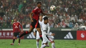 Update Eksklusif Olahraga CNN : FOTO: Manchester United Susah Payah Comeback Lawan Hong Kong