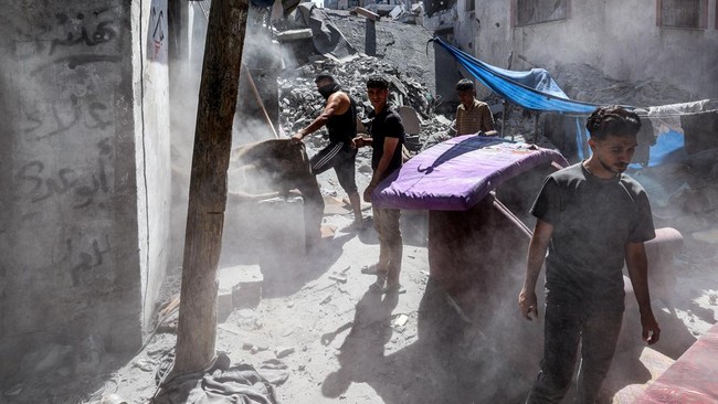 Militer Israel tembak warga Palestina yang antre makanan di dekat kamp pengungsi Al-Bureij, Gaza tengah hingga 20 terluka.