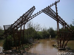 Fasilitas Wisata Mina Mangrove Tunggulsari Pati Rusak Diterjang Rob